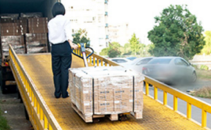 五金百貨市場(chǎng)可見(jiàn)手動(dòng)搬運(yùn)車(chē)來(lái)來(lái)往往