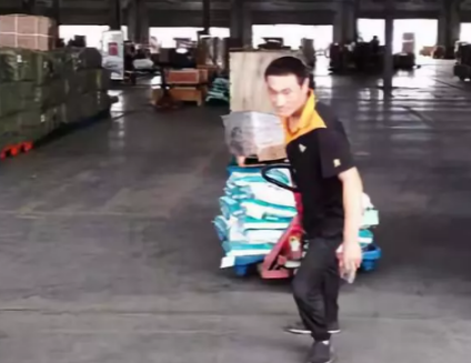 條件差的地面，該怎么使用手動(dòng)液壓搬運(yùn)車