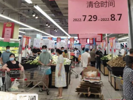 石家莊兩大知名連鎖超市撤店，店員用液壓搬運(yùn)車搬運(yùn)貨柜