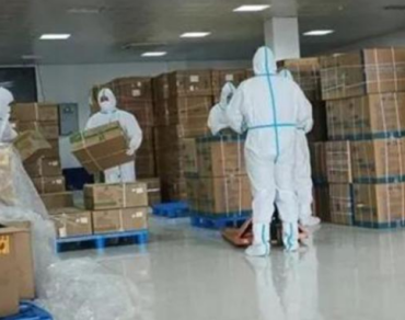 為保供，消防員利用手動液壓搬運車調(diào)運物資