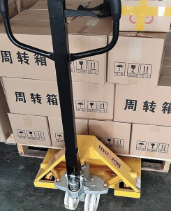 工廠庫房比較擁擠，用手動托盤搬運車比較適宜