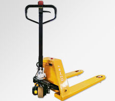 飲料廠用電動(dòng)搬運(yùn)車(chē)裝卸貨物